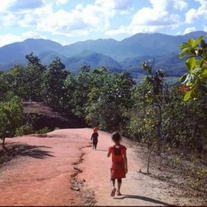 petit explorateur marchant vers l'horizon thailande mamandalune