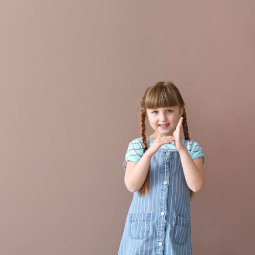 fillette-signe-mot-encore-communication-signée