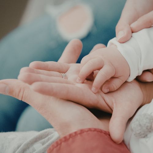 mains-enfant-parent-bébésigne